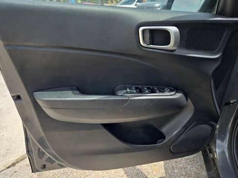 Used 2025 Hyundai Venue SEL FWD image 11