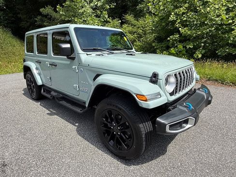 Used 2024 Jeep Wrangler Unlimited Sahara w/ Technology Group AWD/4WD image 4