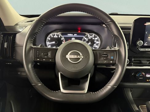 Used 2024 Nissan Pathfinder SV image 11