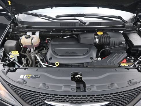 Used 2023 Chrysler Voyager LX FWD image 12