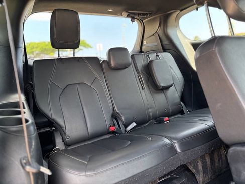 Used 2018 Chrysler Pacifica Touring-L w/ Premium Audio Group FWD image 13