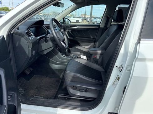 Used 2024 Volkswagen Tiguan SE AWD/4WD image 2