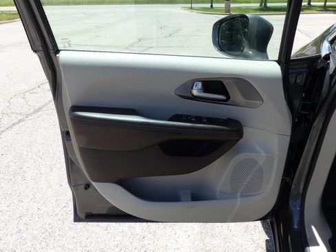Used 2019 Chrysler Pacifica Touring-L Plus w/ Tire & Wheel Group FWD image 17