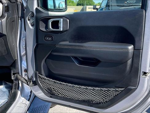 Used 2019 Jeep Wrangler Unlimited Sahara w/ Cold Weather Group AWD/4WD image 29