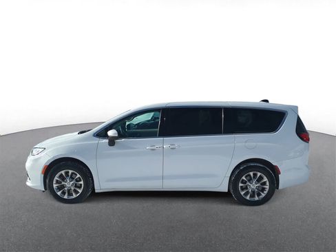 Used 2023 Chrysler Pacifica Touring-L image 5