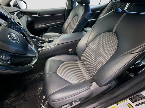 Used 2022 Toyota Camry SE FWD image 11