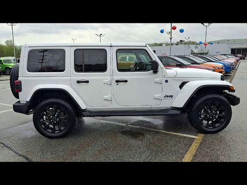 Certified 2025 Jeep Wrangler Unlimited Sahara AWD/4WD image 9