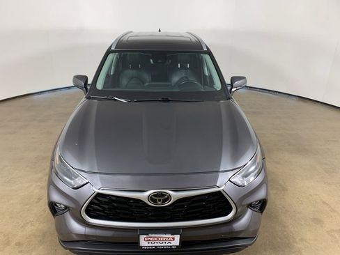 Used 2024 Toyota Highlander XLE AWD/4WD image 4