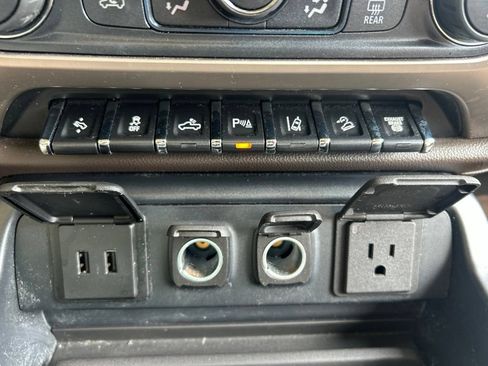 Used 2018 GMC Sierra 2500 Denali w/ Duramax Plus Package AWD/4WD image 21