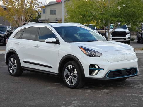 Used 2022 Kia Niro EX image 3