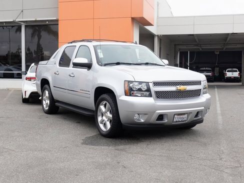 Used 2013 Chevrolet Avalanche LTZ image 6