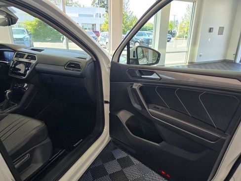 Used 2023 Volkswagen Tiguan SE w/ Panoramic Sunroof Package AWD/4WD image 41