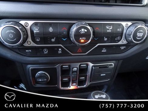 Used 2025 Jeep Wrangler Unlimited Sahara AWD/4WD image 28