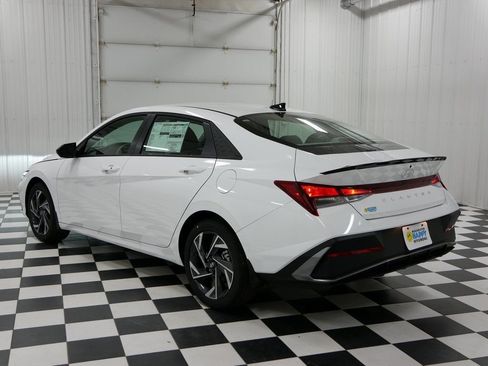 Used 2025 Hyundai Elantra Sport FWD image 3
