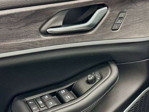 Used 2023 Jeep Grand Cherokee Limited w/ Black Appearance Package image 15