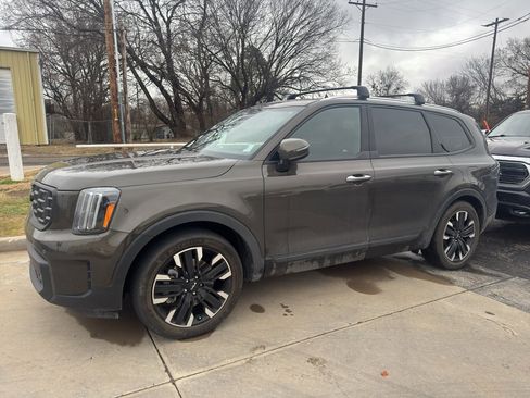 Used 2024 Kia Telluride SX w/ Towing Package image 2