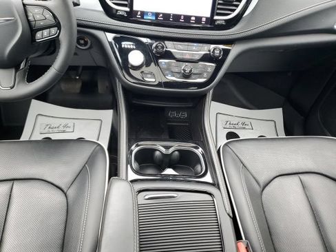 Used 2025 Chrysler Pacifica Limited AWD/4WD image 22