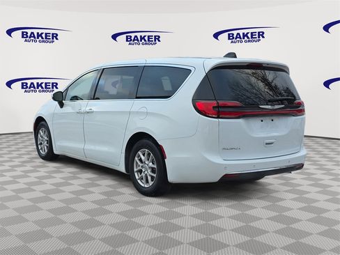Used 2023 Chrysler Pacifica Touring-L image 5