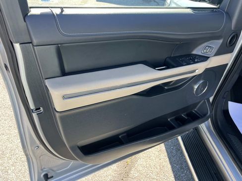 Used 2022 Ford Expedition Max XLT image 10