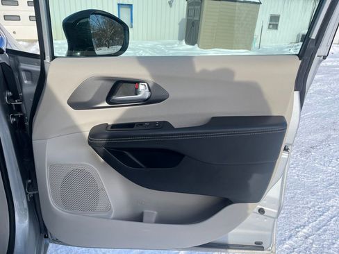 Used 2024 Chrysler Pacifica Touring-L image 27