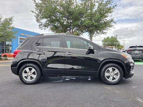 Used 2020 Chevrolet Trax LT w/ Sun & Sound Package image 7