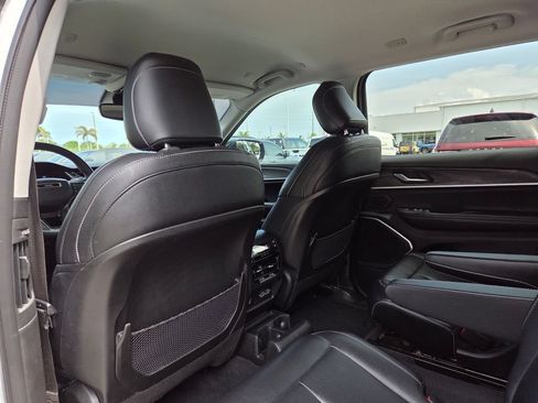 Used 2023 Jeep Grand Cherokee L Limited AWD/4WD image 24