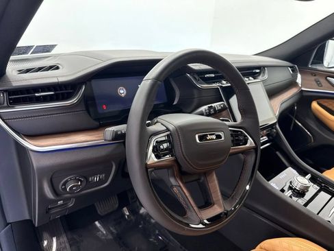 Used 2025 Jeep Grand Cherokee Summit AWD/4WD image 23