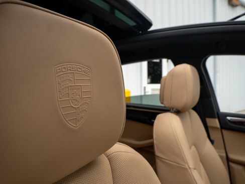 Certified 2025 Porsche Macan image 32