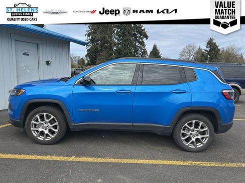 Used 2022 Jeep Compass Latitude w/ Sun and Sound Group AWD/4WD image 4