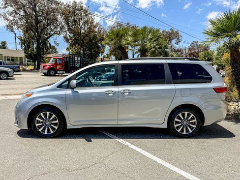 Used 2019 Toyota Sienna XLE w/ XLE Navigation Package AWD/4WD image 14