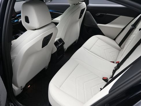 Used 2025 BMW i5 xDrive40 w/ M Sport Package AWD/4WD image 17