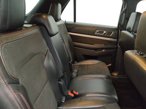 Used 2018 Ford Explorer XLT w/ Equipment Group 202A FWD image 19