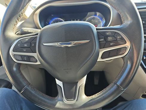 Used 2017 Chrysler Pacifica Touring-L image 16