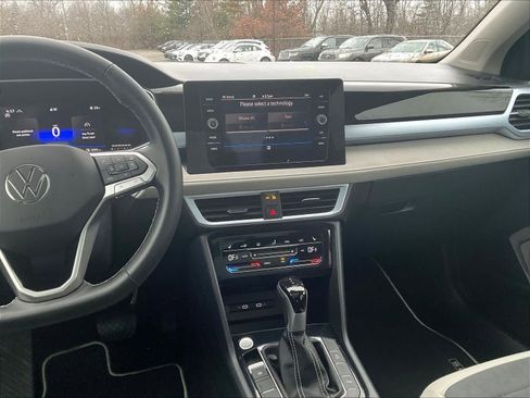 Used 2025 Volkswagen Taos SE w/ Panoramic Sunroof Package image 18