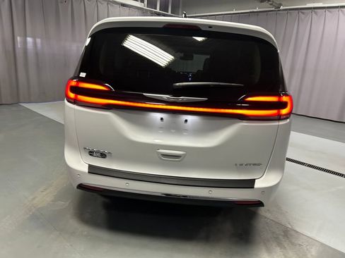 Used 2024 Chrysler Pacifica Limited image 6