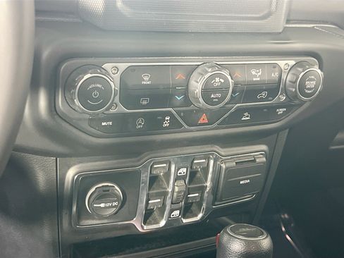 Used 2022 Jeep Gladiator Sport image 15