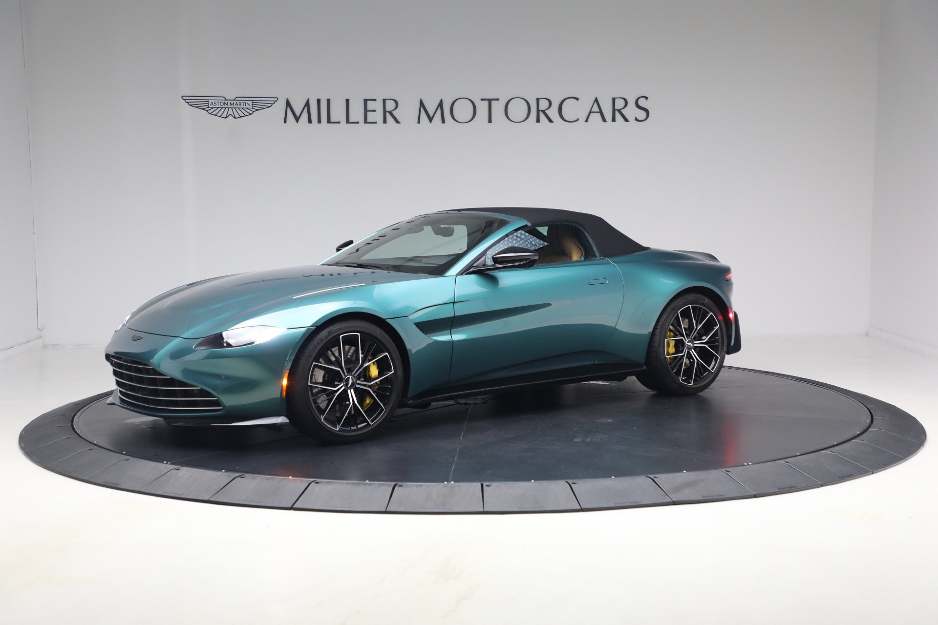 Used 2023 Aston Martin V8 Vantage Roadster RWD image 16