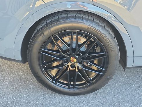Used 2025 Porsche Cayenne image 14