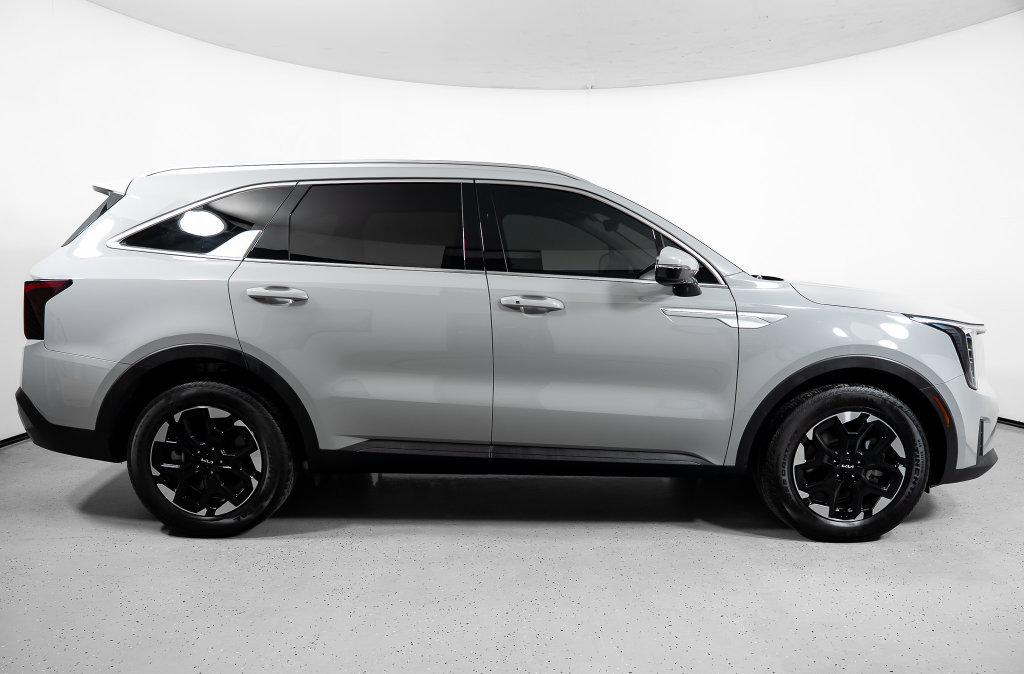 Used 2025 Kia Sorento S FWD image 3