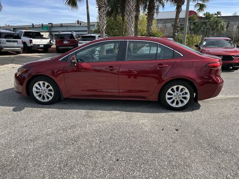 Used 2022 Toyota Corolla XLE image 3