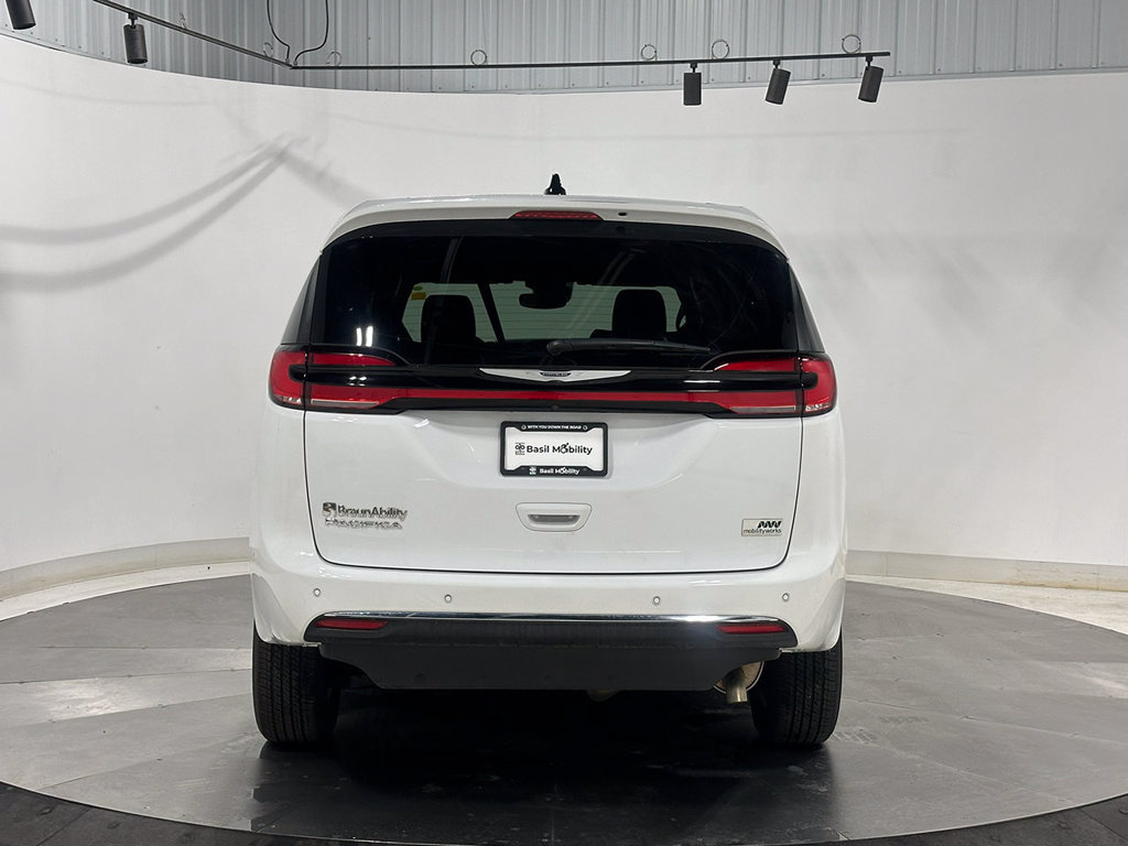 Used 2025 Chrysler Pacifica Select FWD image 8