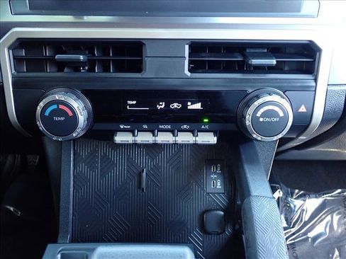 Certified 2025 Toyota Tacoma SR5 AWD/4WD image 17