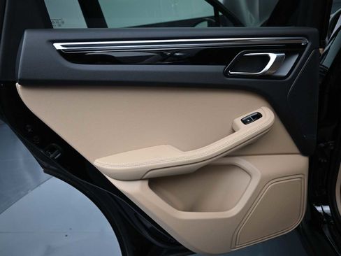 Certified 2025 Porsche Macan AWD/4WD image 17