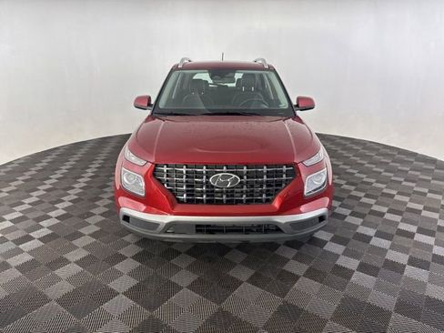 Used 2025 Hyundai Venue Limited FWD image 2
