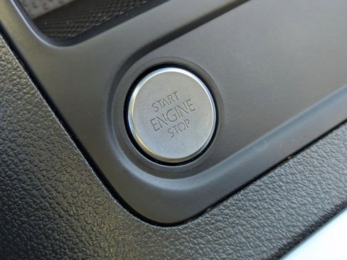 Used 2017 Volkswagen Tiguan S image 15