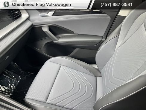 New 2025 Volkswagen Tiguan SE image 44