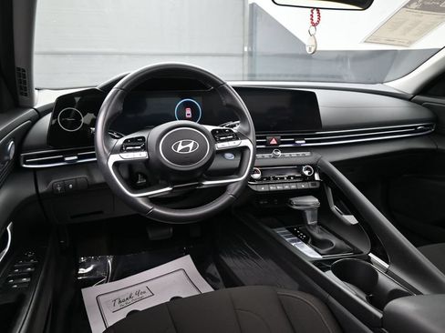 Used 2025 Hyundai Elantra SEL FWD image 31