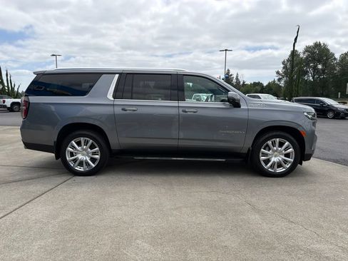 Used 2022 Chevrolet Suburban High Country w/ Max Trailering Package AWD/4WD image 7