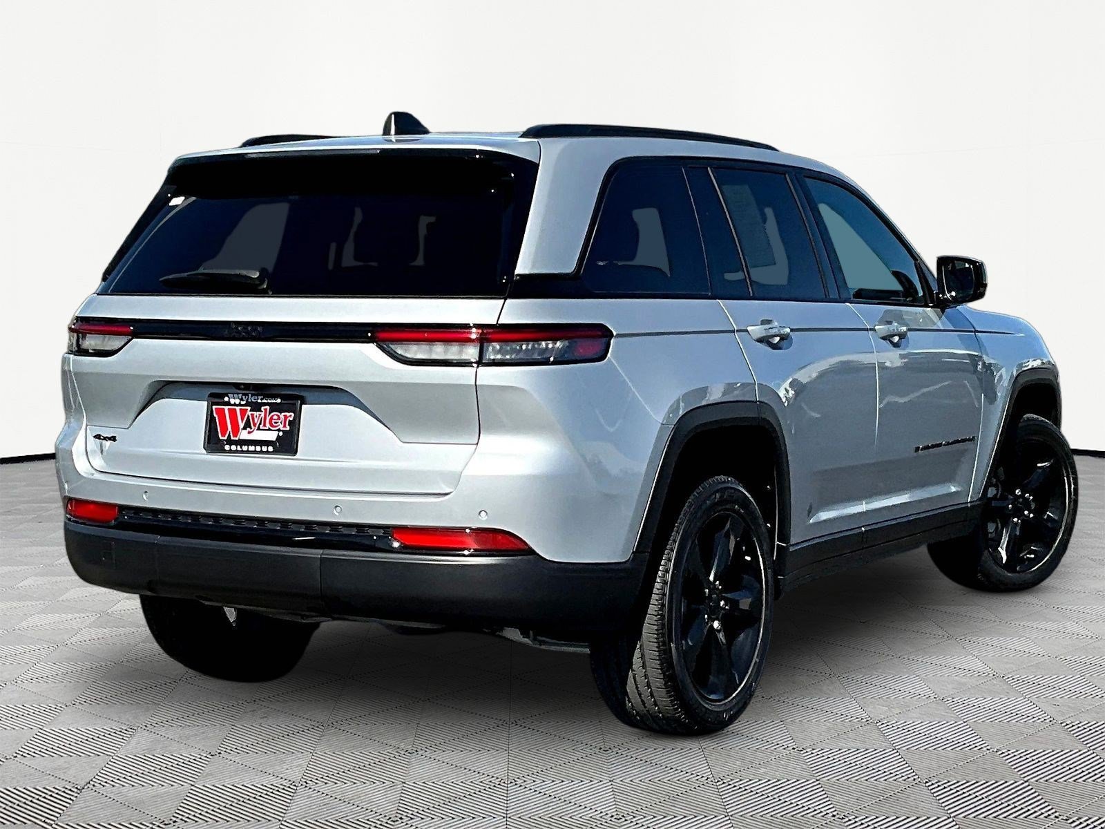 Used 2025 Jeep Grand Cherokee Altitude AWD/4WD image 6