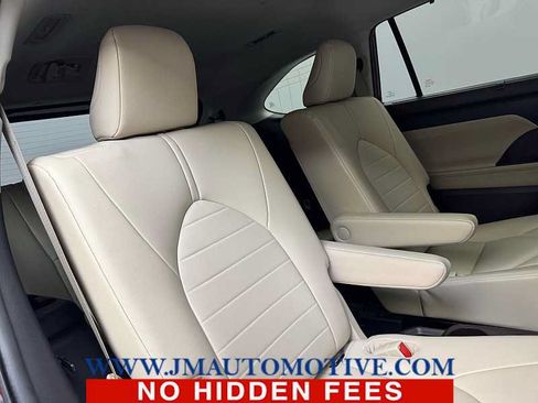 Used 2021 Toyota Highlander XLE AWD/4WD image 22